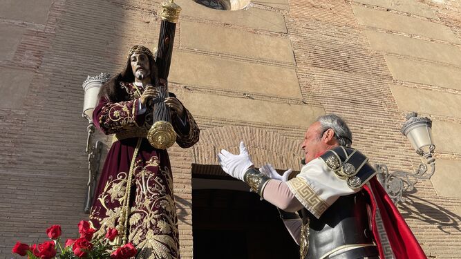 Momento en el que el pregonero canta la Saeta del Perdón al Nazareno en Vera (Almería).