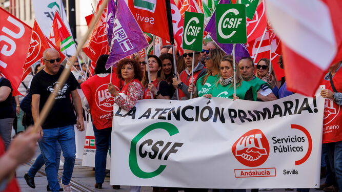 Concentración de sindicatos frente a la Consejería de Salud en Sevilla.