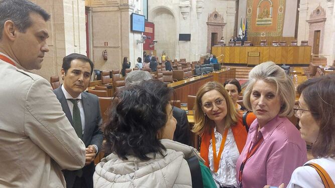 Encuentro del consejero José Antonio Nieto con los interinos afectados en el Parlamento.