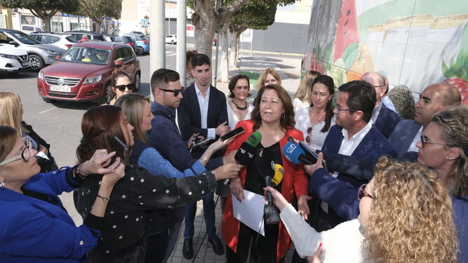 Carmen Crespo atendiendo a los medios en El Ejido