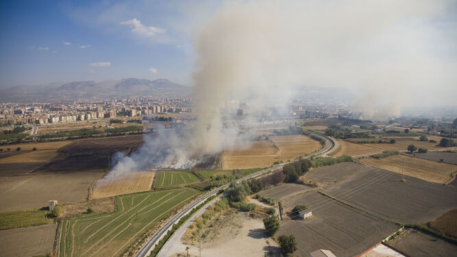 Imagen aérea de una quema de residuos agrícolas en la provincia de Granada.