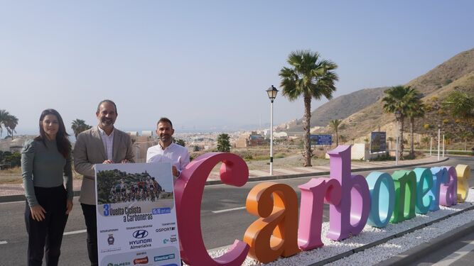 Presentación con el cartel de la prueba ciclista que se celebrará en Carboneras.