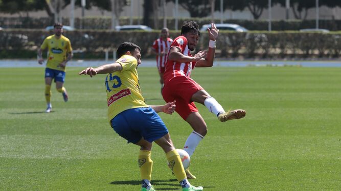 El rojiblanco Rafa Núñez trata de cortar un pase de un rival durante un partido de esta temporada en el Anexo.