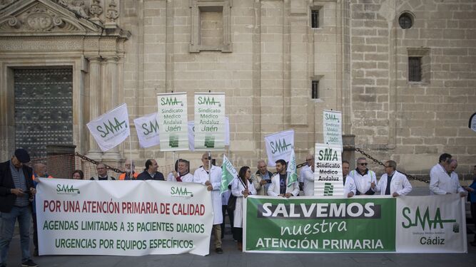 Concentración del Sindicato Médico Andaluz ante la sede central del Servicio Andaluz de Salud (SAS).