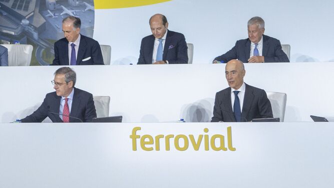 El consejero delegado de Ferrovial, Ignacio Madridejos, a la izquierda, y el presidente, Rafael del Pino, a la derecha, durante la Junta General Ordinaria de Accionistas de la multinacional.