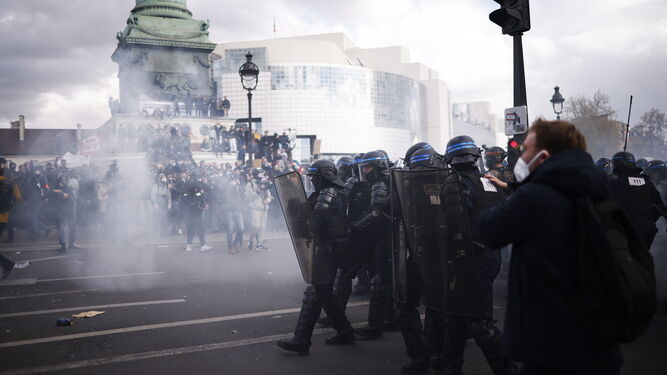 Manifestantes y policías antidisturbios en la plaza de la Bastilla de París.