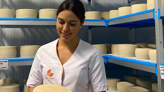 Cintia García en su quesería artesanal en Vélez-Rubio