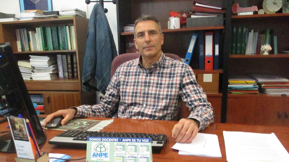 Francisco Pérez en su despacho de dirección del Instituto ‘Azcona’.