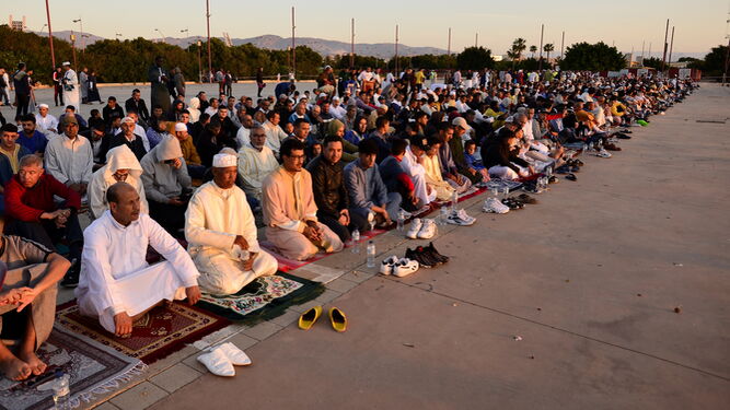 Miles de musulmanes celebran el final del Ramadán en el recinto ferial de Almería.