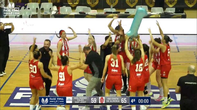 Las jugadoras rojillas y el cuerpo técnico celebran su ascenso a la Liga Femenina Challenge, segunda categoría del baloncesto español.