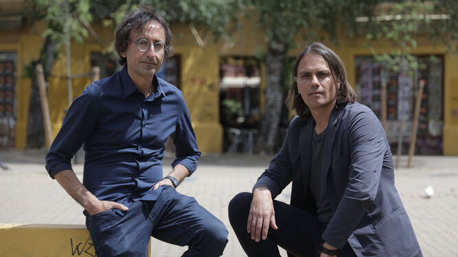 Paco R. Baños y Rafael Cobos, fotografiados este viernes en la Alameda de Hércules de Sevilla, donde concedieron esta entrevista.
