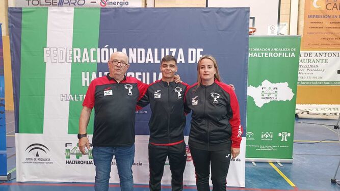 José David Perales García, del Club de Halterofilia Almería, posa con sus entrenadores en el Campeonato de Andalucía.