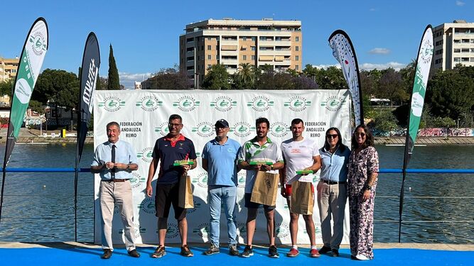 Los primeros clasificados posan en el podio del Campeonato de Andalucía de barcos largos de remo olímpico.