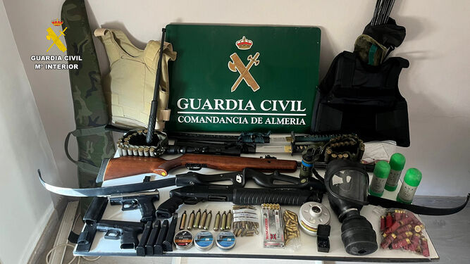 Armas localizadas en la vivienda del detenido.