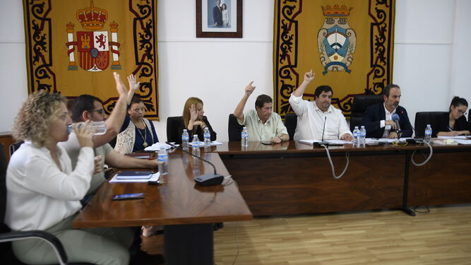 Momento en el que se ha producido la votación para aprobar la modificación puntual del planeamiento urbanístico de Carboneras.