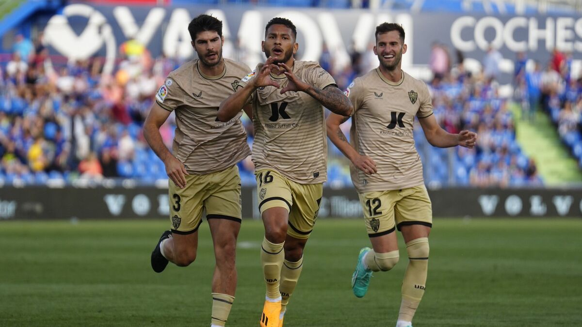 Suárez dibuja un corazón para celebrar el 0-1 junto a Melero y Baptistao