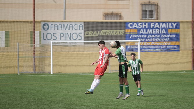 Marsu pelea con un rival por un balón aéreo durante el encuentro disputado esta temporada en el Francisco Pomedio contra el Betis.