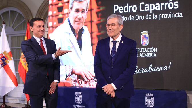 Javier A. García y Pedro Caparrós tras la imposición del escudo.