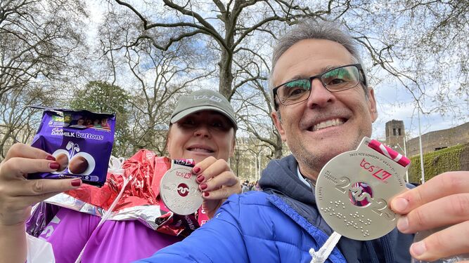 Ana y Antonio, tras acabar la Maratón de Londres