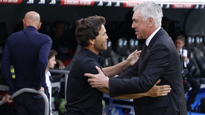 Rubi y Ancelotti se saludan antes del partido en el Santiago Bernabéu.