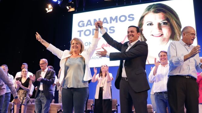 Lourdes Ramos arropada por el presidente del PP, Javier A. García.