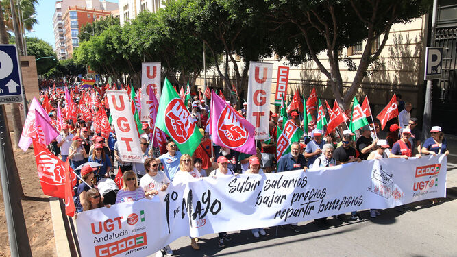 Manifestantes de UGT y CCOO en la cabecera de la manifestación almeriense