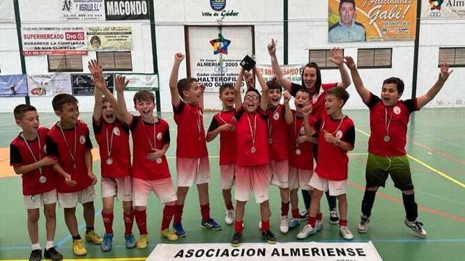 El equipo benjamín de la AD Alhama levanta el trofeo de subcampeón de Andalucía.