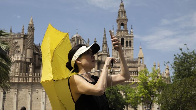 Una turista se hace una autofoto en los aledaños de la Catedral.