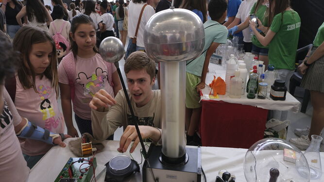 Numerosos escolares acudieron a la primera jornada de la Feria de la Ciencia.