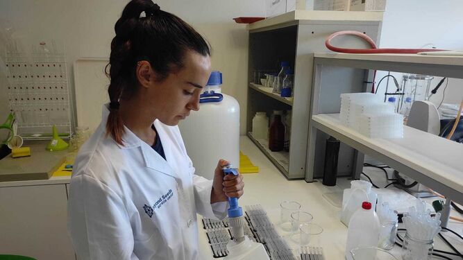 María del Carmen Tamayo trabajando en el laboratorio.