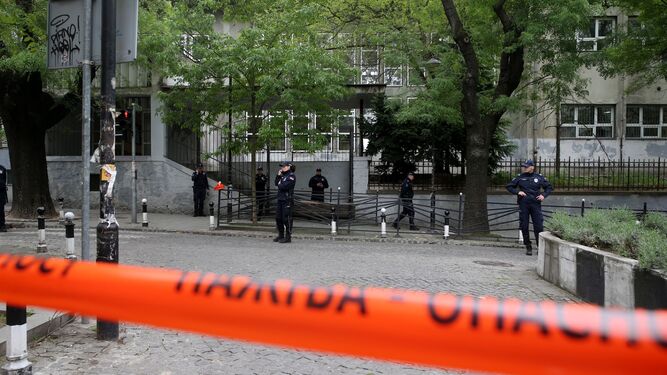 Precinto policial junto a la escuela 'Vladislav Ribnikar' de Belgrado, el pasado miércoles.
