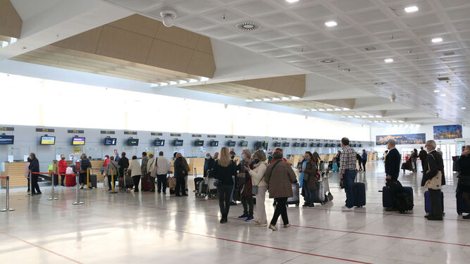 Cola de facturación en el Aeropuerto de Almería.