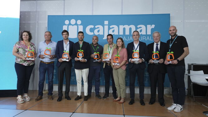 Foto de familia de los galardonados y las autoridades en la mañana de ayer en la sala de conferencias ‘Cajamar’.