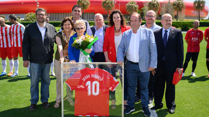 Entrega a la familia de Jesús Verdejo de una camiseta de la UD Almería con su nombre antes de comenzar su partido homenaje.