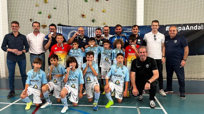 Los jugadores y cuerpo técnico del conjunto celeste posan con la medalla de subcampeón de Andalucía.