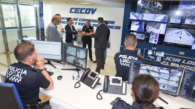 El alcalde visitó las instalaciones de coordinación de la videovigilancia.