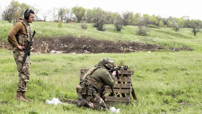 Soldados ucranianos realizan prácticas de tiro cerca de Komar.
