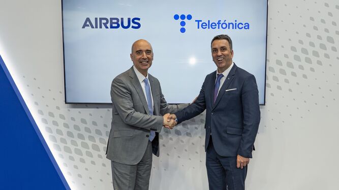 Francisco Javier Sánchez Segura, vicepresidente ejecutivo Airbus España, estrecha la mano de José Luis Gilperez López, Director ejecutivo de AGE, Defensa y Seguridad de Telefónica España, a la derecha.