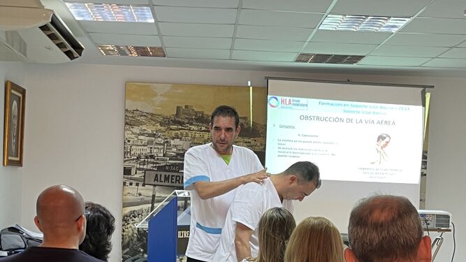 El profesor colaborador de la UAL Pepe Garrido realiza una maniobra con su compañero el Dr. Arrieta durante una jornada de formación.