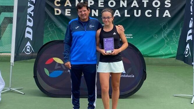 Paula Navarro recibe el trofeo que le acredita como subcampeona de Andalucía Infantil de tenis.