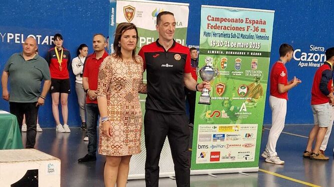 Un integrante de la selección navarra recoge uno de sus premios conseguidos en el Campeonato de España.