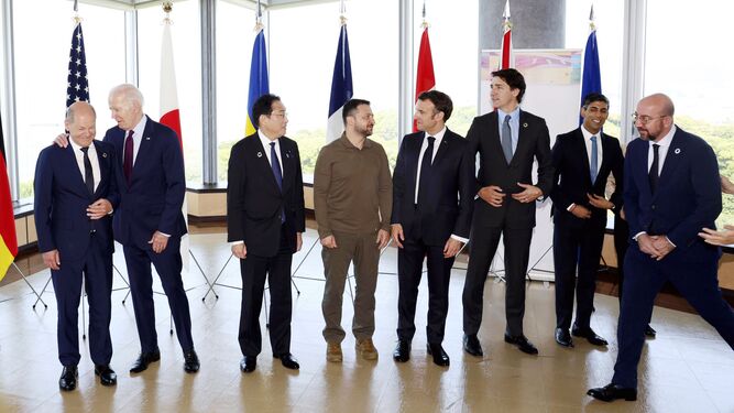 Los líderes del G-7 reunidos con el presidente ucraniano, Volodimir Zelenski, en Hiroshima.