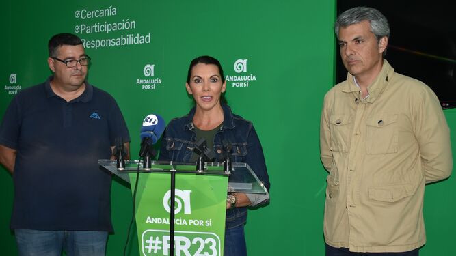 AxSí San Fernando presenta sus propuestas en materia deportiva. De izquierda a derecha, Manolo Sainz, Mónica Oliva y Fran Romero.