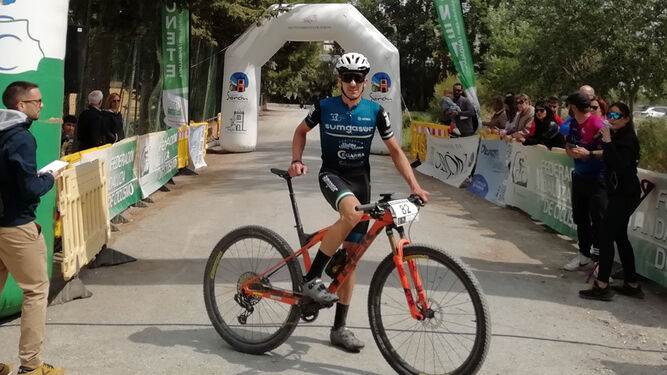 José David Latorre posa con su bici después de lograr imponerse en la prueba celebrada en Serón.