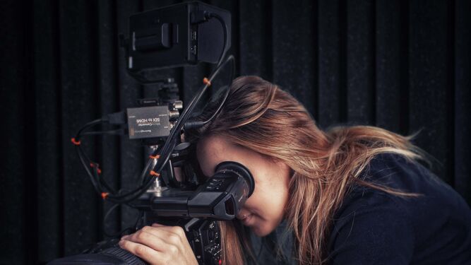 Una alumna con una cámara de cine.