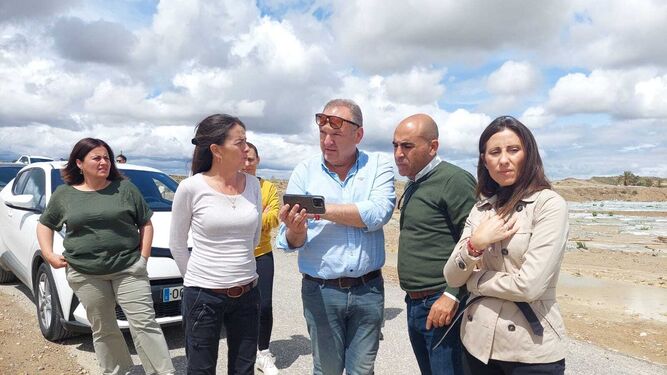 El alcalde junto a delegados de la Junta visitando los caminos y explotaciones agrícolas afectadas.
