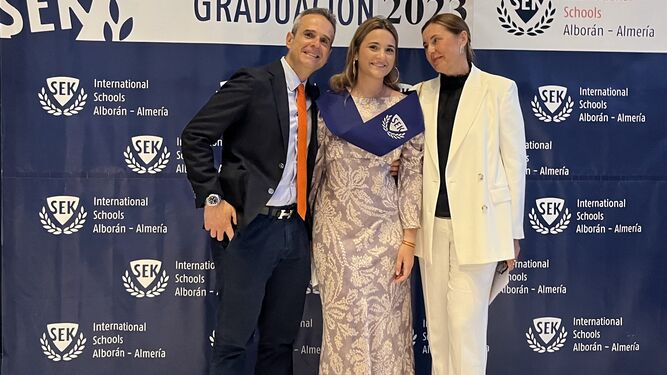 El doctor Ríos junto a su hija Paloma y su mujer Ana durante el acto de graduación.