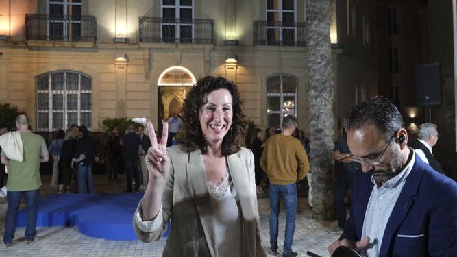 María Vázquez, alcaldesa de Almería, levanta los dedos en símbolo de victoria.