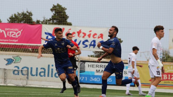 Pito Camacho celebra su gol al Peña Deportiva que servía para forzar la prórroga.