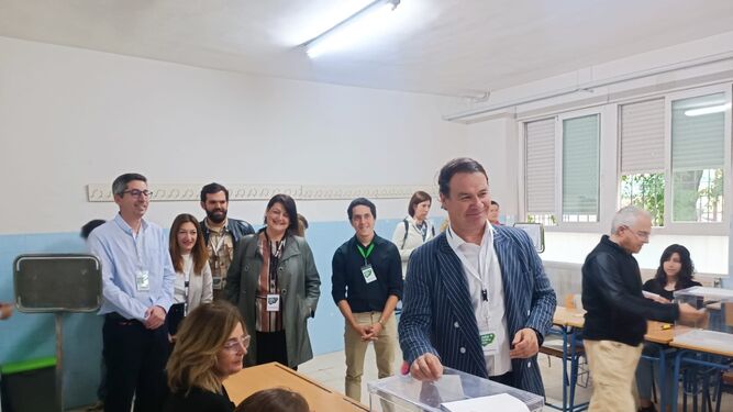 El candidato de Jaén Merece Más, Manuel Carlos Vallejo, al depositar su voto el domingo.